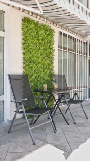 Cozy studio near the park with huge verandah.